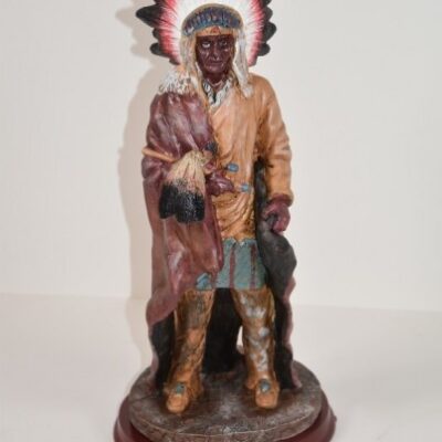 Indiaan  "The Peggy Collection", Hoogte 37 cm. Houten voeten zitten los. Gemaakt van composiet.