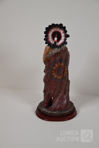 Indiaan  “The Peggy Collection”, Hoogte 37 cm. Houten voeten zitten los. Gemaakt van composiet. - Afbeelding 4