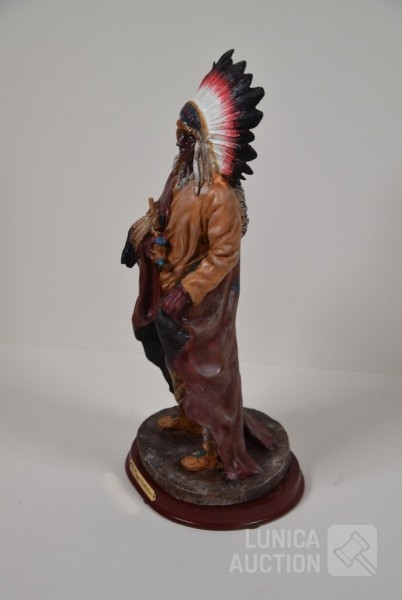Indiaan  “The Peggy Collection”, Hoogte 37 cm. Houten voeten zitten los. Gemaakt van composiet. - Afbeelding 3