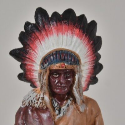 Indiaan  "The Peggy Collection", Hoogte 37 cm. Houten voeten zitten los. Gemaakt van composiet.