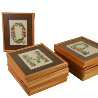 ca. 15 stuks, "letters uit alfabet"  Ingelijst, achter glas. Afmeting 22x27 cm. Inclusief 4 ongebruikte lijsten