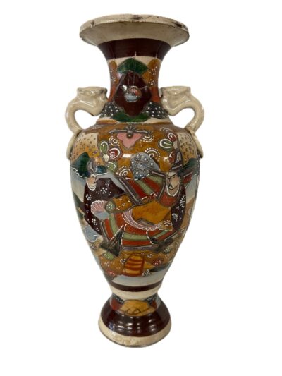 Antieke Japanse Satsuma Vaas met Samurai Scènes en Bloemmotieven