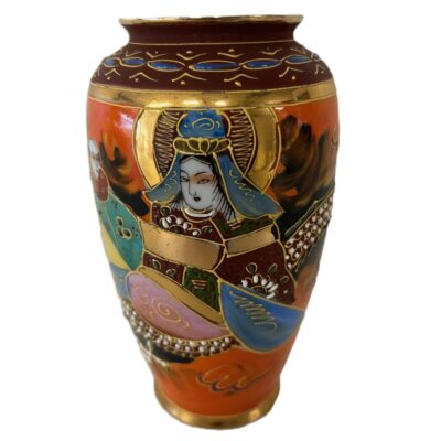 Antieke Japanse Satsuma Moriage Vaas met Draak en Figuren op Oranje Ondergrond