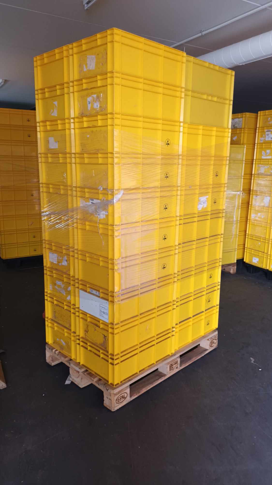 Pallet met 40 gele opslagbakken gebruikt