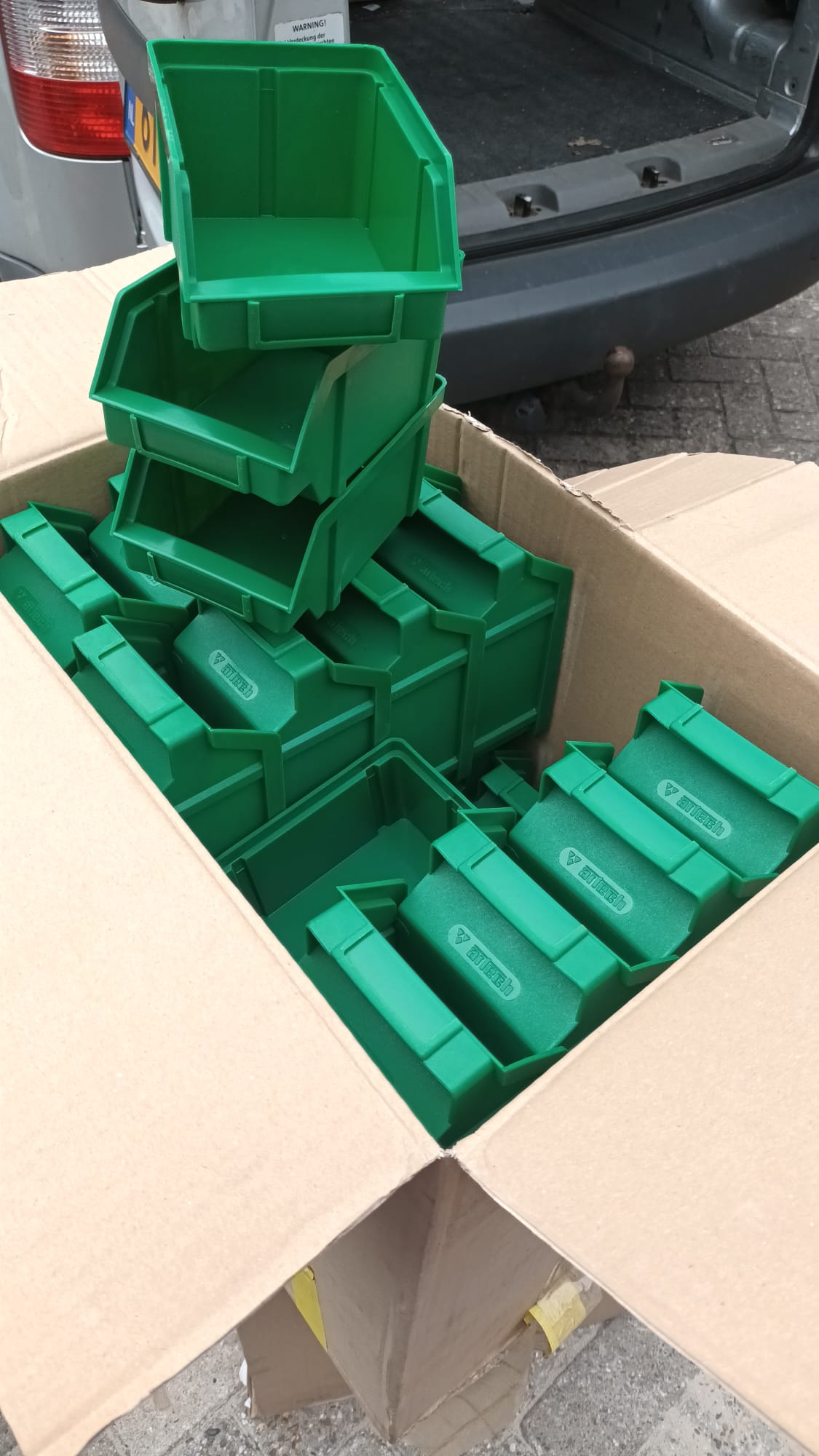 Ca 48 Nieuwe groene magazijnbakken