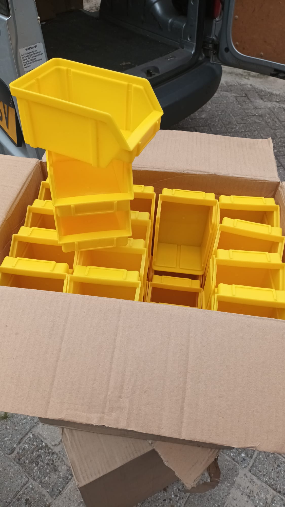 Ca 48 Nieuwe gele magazijnbakken