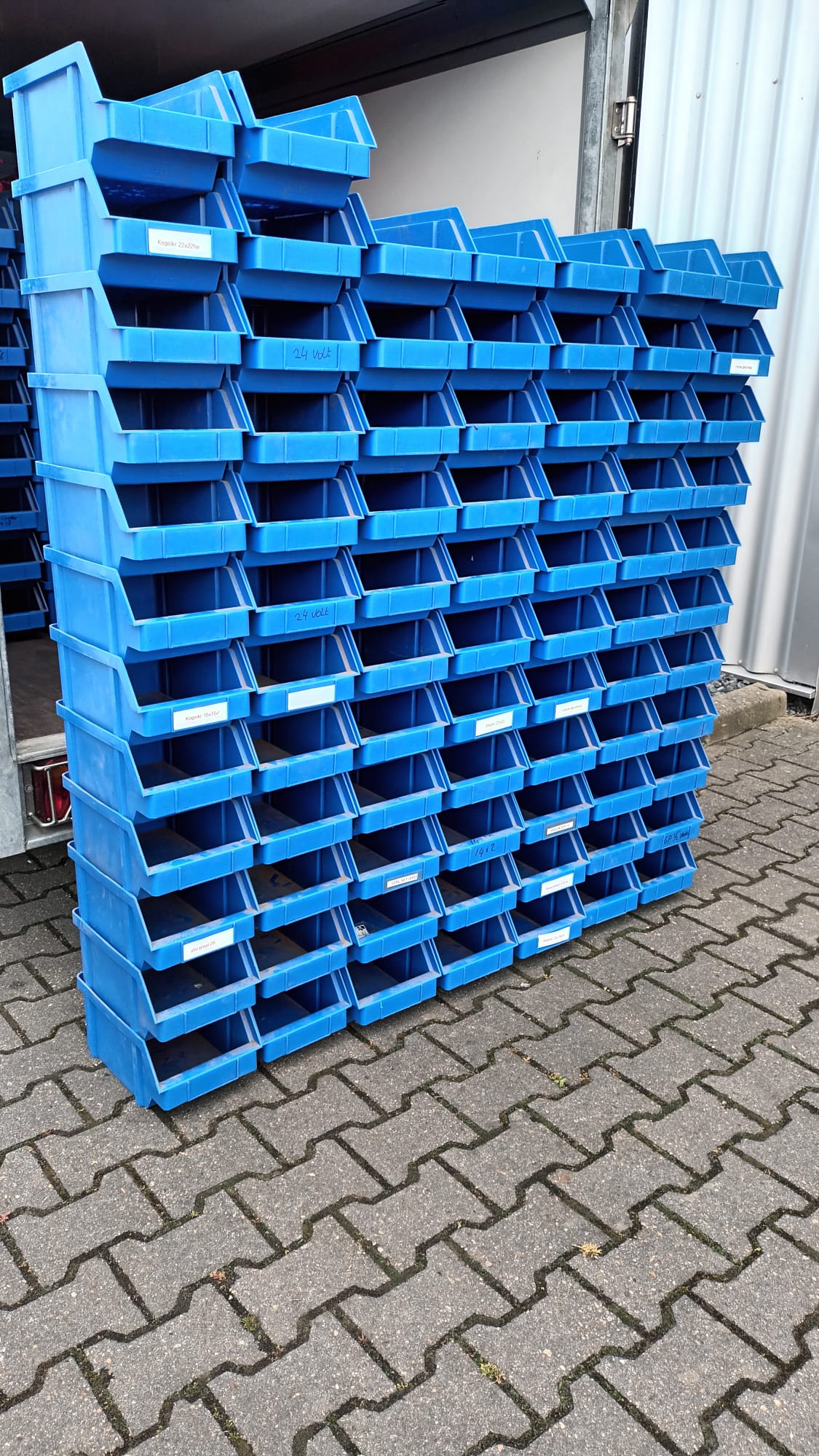 Ca 80 gebruikte magazijnbakken