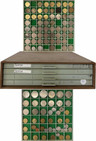 1 Kastje met 4 laden met 103 munten