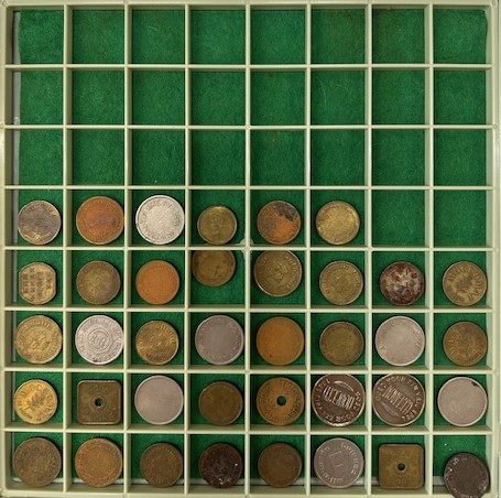 1 Kastje met 4 laden met 82 koffiemunten en Shell munten - Afbeelding 2