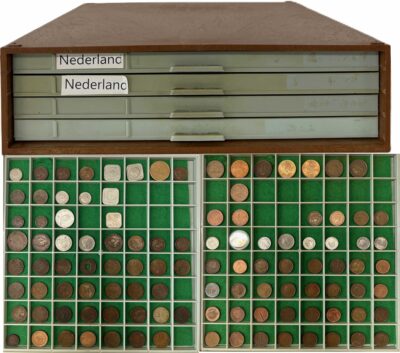 1 Kastje met 4 laden met 108 munten