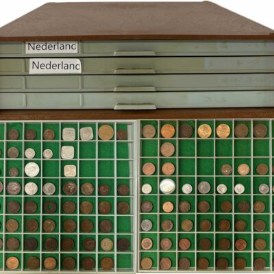 1 Kastje met 4 laden met 108 munten