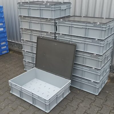 Ca 12 Gebruikte bakken met scharnierdeksel