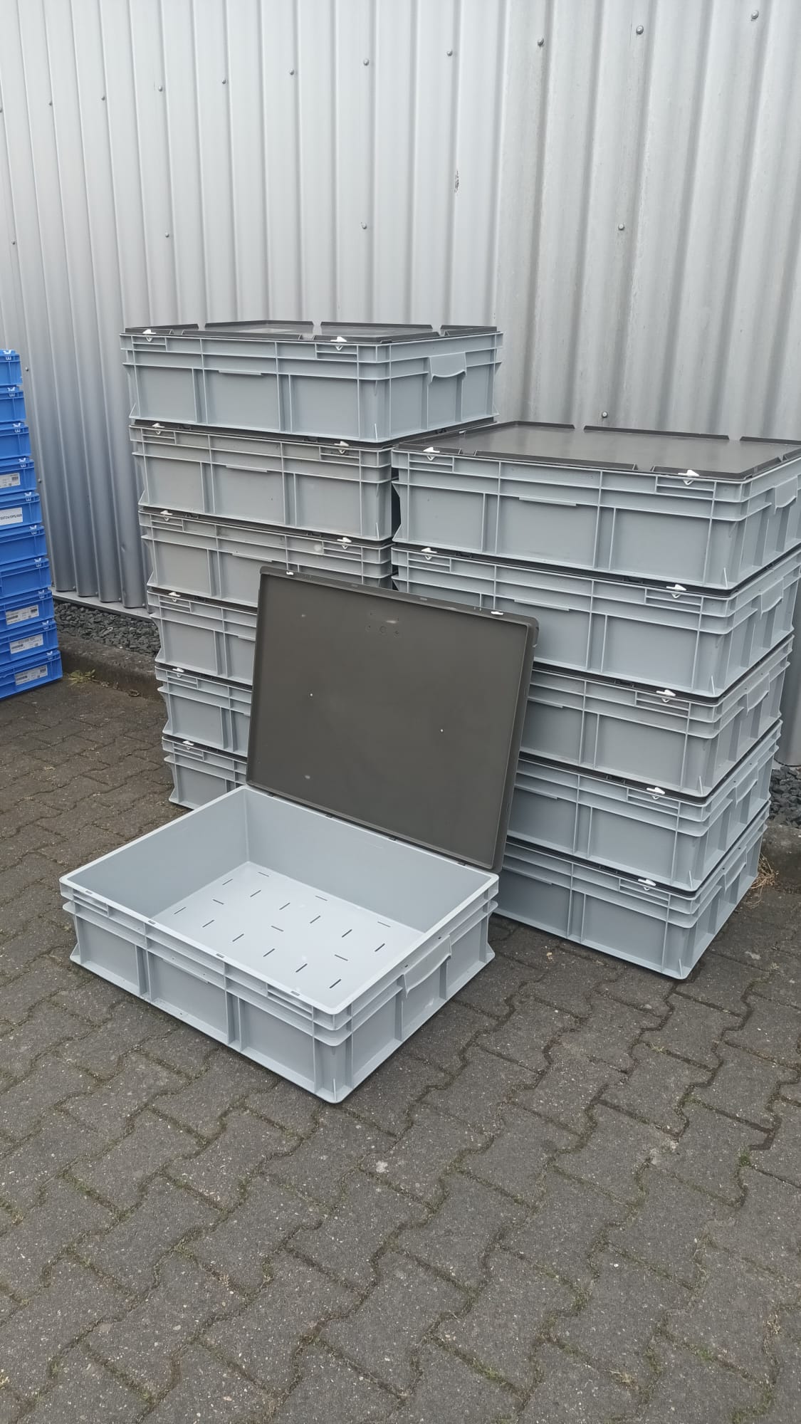 Ca 12 Gebruikte bakken met scharnierdeksel