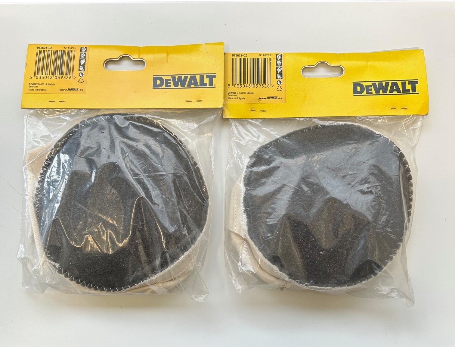 2 x DeWalt QZ polijsthoezen met een diameter van ø125mm .