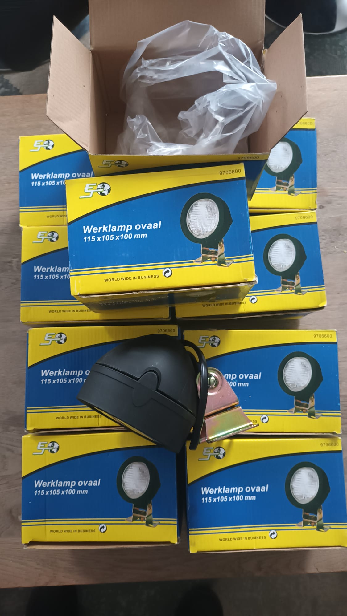 Deze kavel loopt af precies één week na
  het eerste bod.10 Ronde werklampen