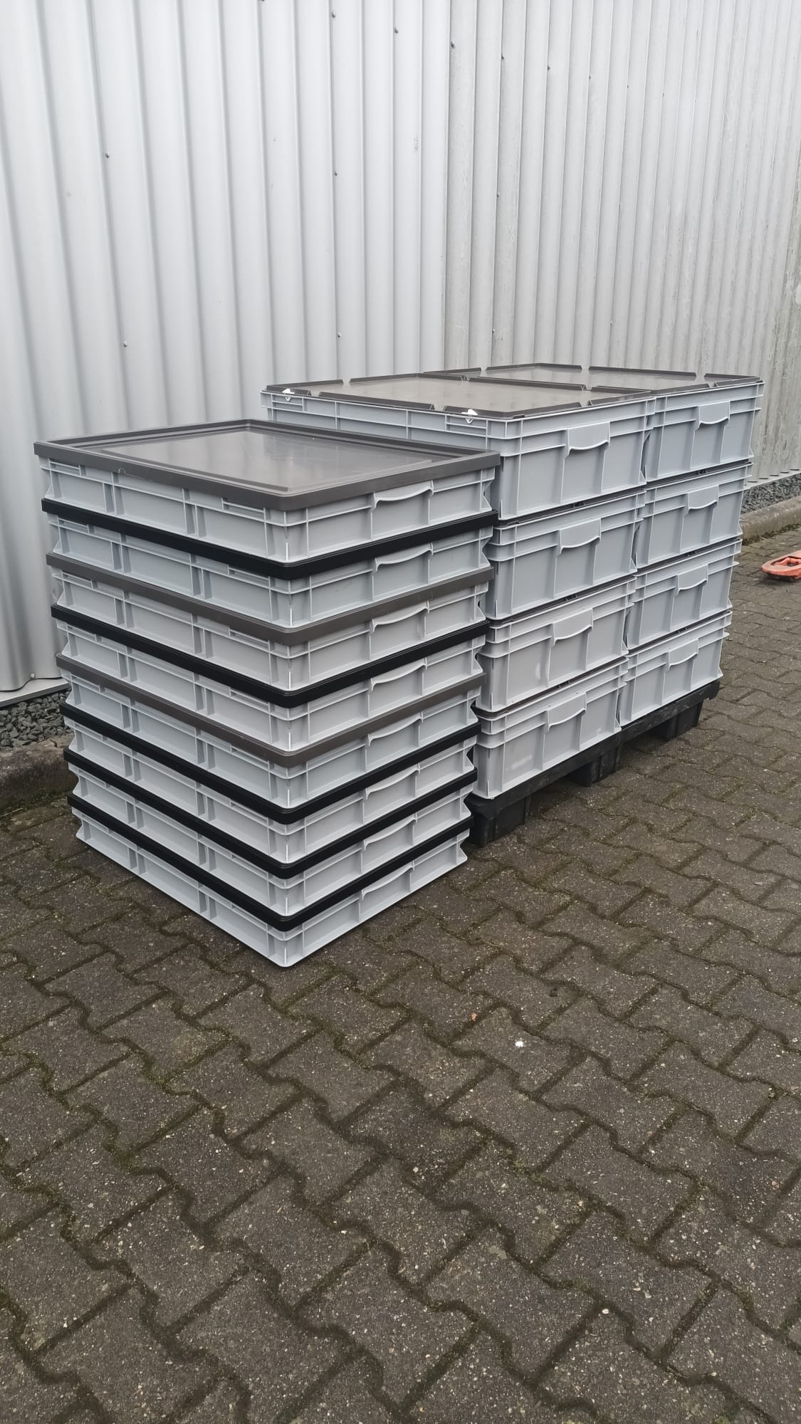 Deze kavel loopt af precies één week na
  het eerste bod.16 Grote bakken in 2 maten 8 x 80 x 60 x 14 en 8 x 60 x 23 cm
  met deksel