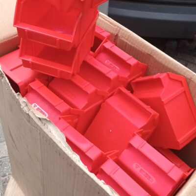 Deze kavel loopt af precies één week na
  het eerste bod.48 Rood magazijnbakken 17 x 10 x7 cm