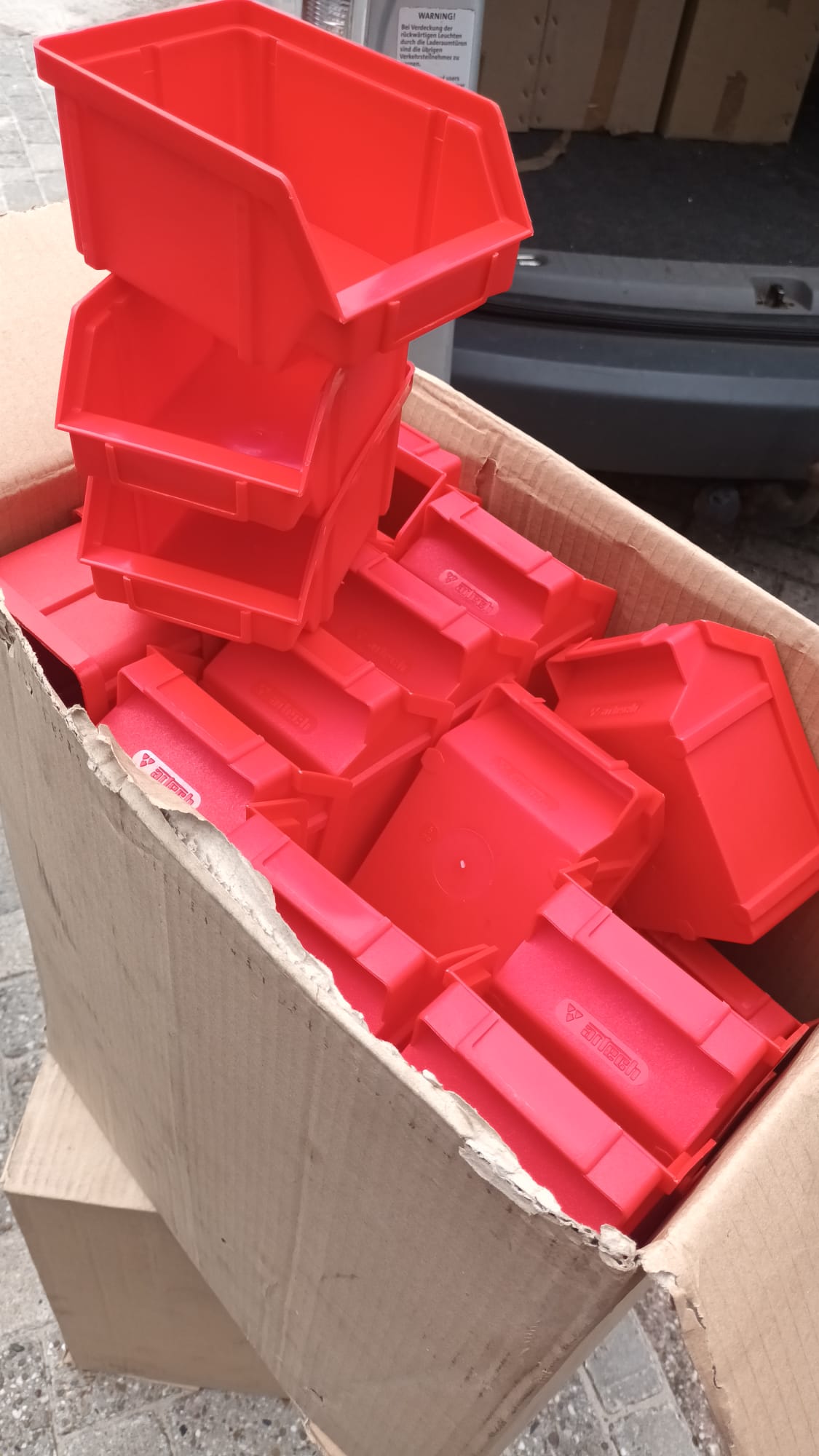 Deze kavel loopt af precies één week na
  het eerste bod.48 Rood magazijnbakken 17 x 10 x7 cm