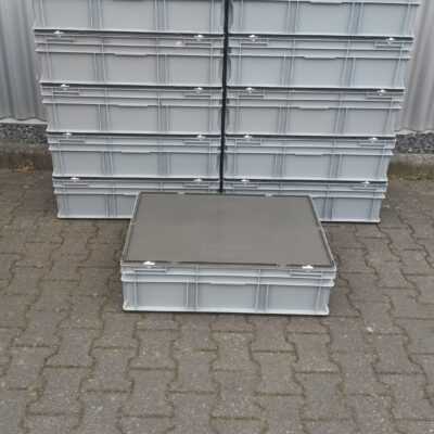 Deze kavel loopt af precies één week na
  het eerste bod.12 Mega bakken met deksel en sluiting afmeting 80 x 60 x 23