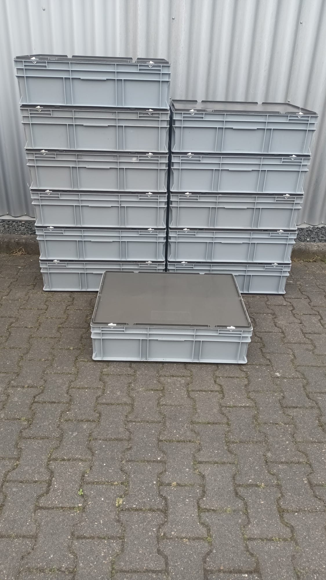 Deze kavel loopt af precies één week na
  het eerste bod.12 Mega bakken met deksel en sluiting afmeting 80 x 60 x 23