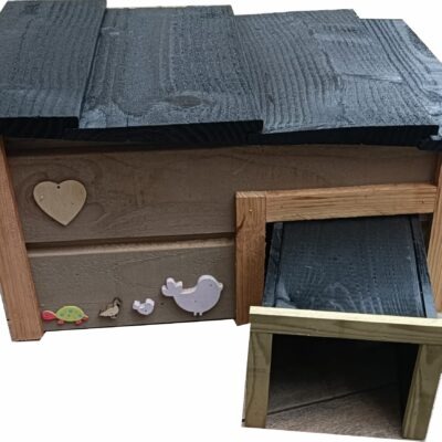 Deze kavel loopt af precies één week na
  het eerste bod.Egelhuis 50 cm lang - 40 cm diep en 27cm hoog