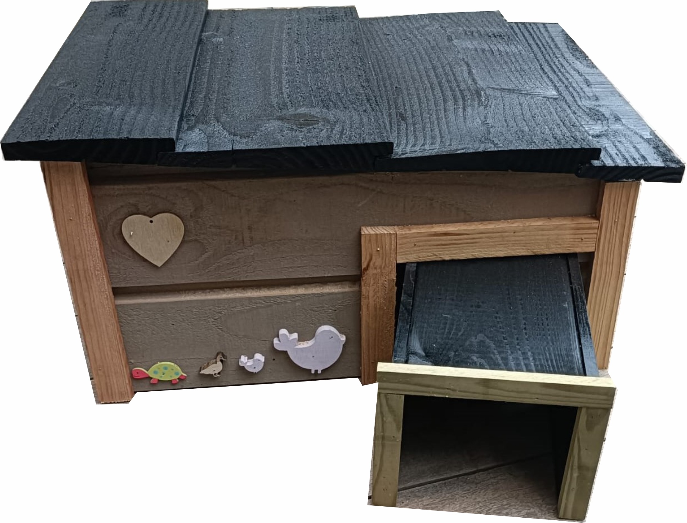 Deze kavel loopt af precies één week na
  het eerste bod.Egelhuis 50 cm lang – 40 cm diep en 27cm hoog