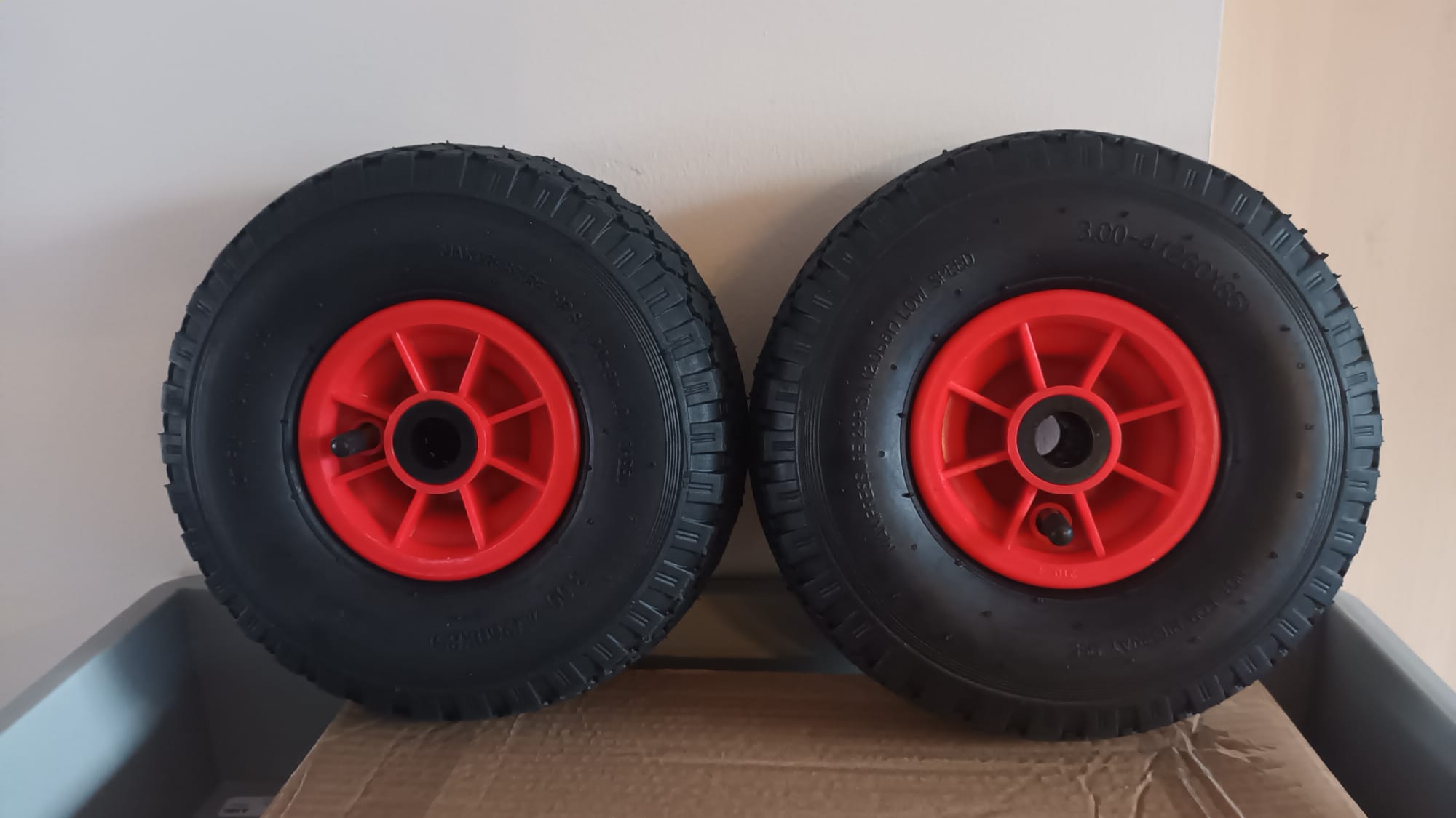 Deze kavel loopt af precies één week na
  het eerste bod.2 Nieuwe steekwagen wielen